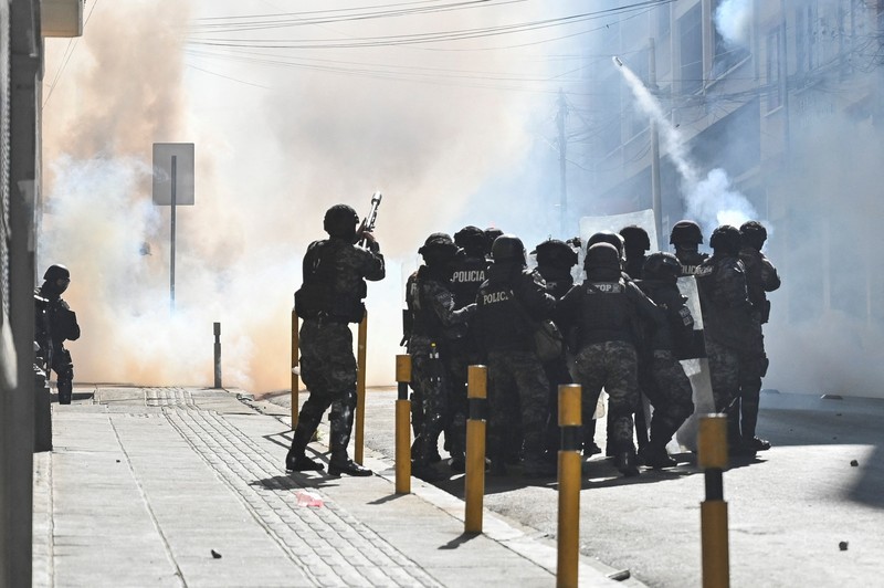 Para petugas polisi berjaga-jaga selama demonstrasi yang menyerukan pengunduran diri Presiden Bolivia Rodrigo Paz, menyusul protes dan blokade selama berminggu-minggu yang menyebabkan kekurangan makanan, bahan bakar, dan obat-obatan, di La Paz, Bolivia, 10 Juni 2026. (REUTERS/Claudia Morales)