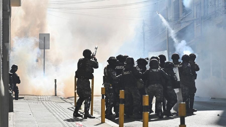 Petugas polisi menembakkan gas air mata saat bentrok dengan demonstran selama protes yang menyerukan pengunduran diri Presiden Bolivia Rodrigo Paz, menyusul protes dan blokade selama berminggu-minggu yang menyebabkan kekurangan makanan, bahan bakar, dan obat-obatan, di La Paz, Bolivia, 10 Juni 2026.
