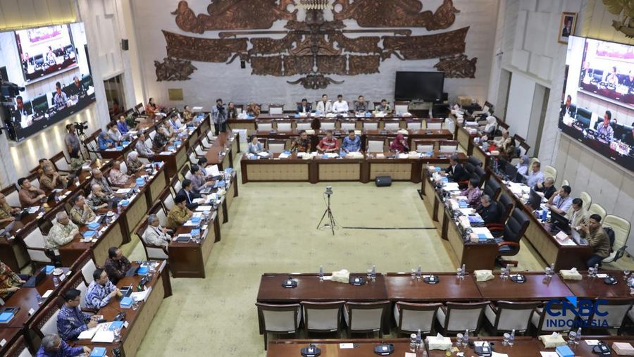Suasana rapat kerja Komisi XI DPR RI dengan Meneku, Gubernur BI, Ketua OJK, dan Menteri PPN/Kepala Bappenas, Kamis (11/6/2026). (CNBC Indonesia/Muhammad Sabki)