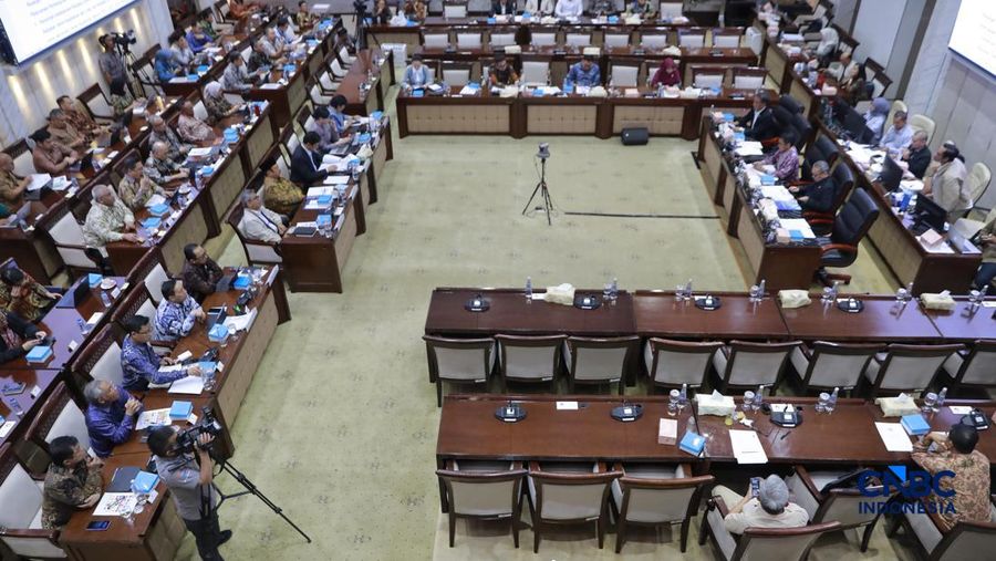 Suasana rapat kerja Komisi XI DPR RI dengan Meneku, Gubernur BI, Ketua OJK, dan Menteri PPN/Kepala Bappenas, Kamis (11/6/2026). (CNBC Indonesia/Muhammad Sabki)