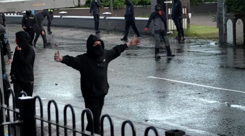 Sebuah kendaraan dibakar saat polisi memblokir sejumlah jalan di Belfast pada malam kedua kerusuhan bernuansa anti-imigran yang memicu ketegangan di wilayah tersebut. (Tangkapan Layar Video Reuters/)