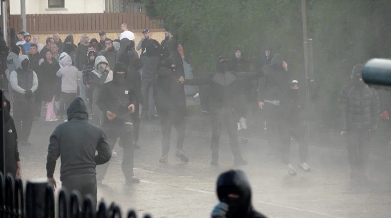 Sebuah kendaraan dibakar saat polisi memblokir sejumlah jalan di Belfast pada malam kedua kerusuhan bernuansa anti-imigran yang memicu ketegangan di wilayah tersebut. (Tangkapan Layar Video Reuters/)