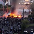 Sebuah kendaraan dibakar saat polisi memblokir sejumlah jalan di Belfast pada malam kedua kerusuhan bernuansa anti-imigran yang memicu ketegangan di wilayah tersebut. (Tangkapan Layar Video Reuters/)