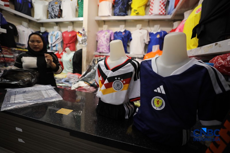 Sejumlah warga mulai memadati kios penjual jersey negara peserta Piala Dunia 2026 di pasar Tanah Abang, Jakarta, Kamis (11/6/2026). (CNBC Indonesia/Tri Susilo)