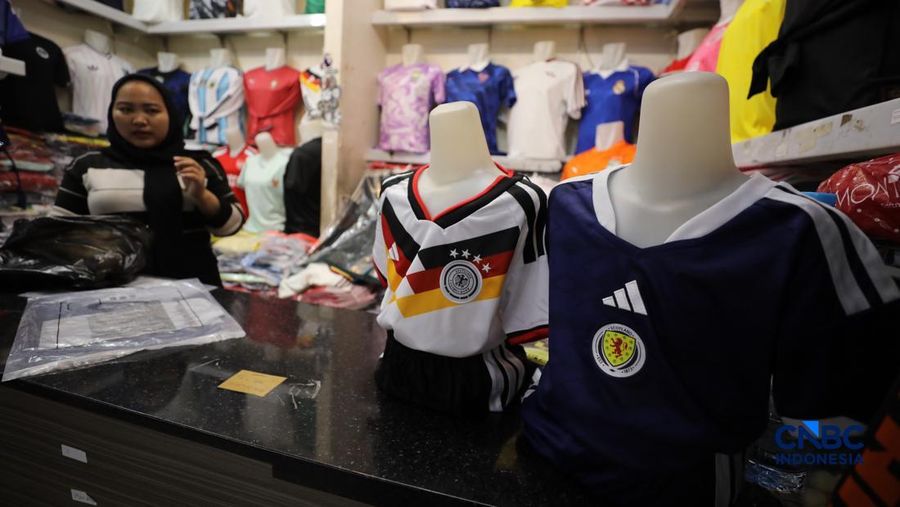 Sejumlah warga mulai memadati kios penjual jersey negara peserta Piala Dunia 2026 di pasar Tanah Abang, Jakarta, Kamis (11/6/2026).