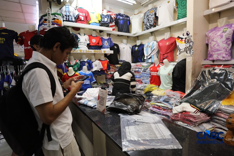 Sejumlah warga mulai memadati kios penjual jersey negara peserta Piala Dunia 2026 di pasar Tanah Abang, Jakarta, Kamis (11/6/2026). (CNBC Indonesia/Tri Susilo)