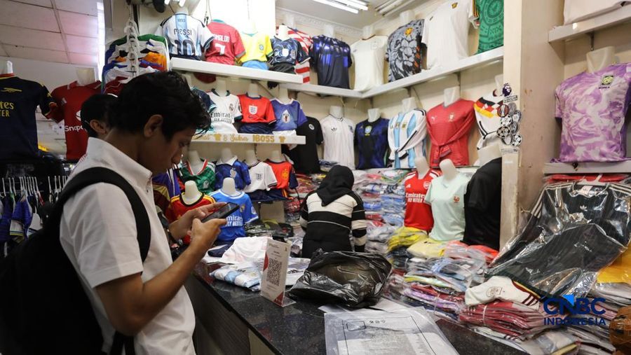 Sejumlah warga mulai memadati kios penjual jersey negara peserta Piala Dunia 2026 di pasar Tanah Abang, Jakarta, Kamis (11/6/2026).