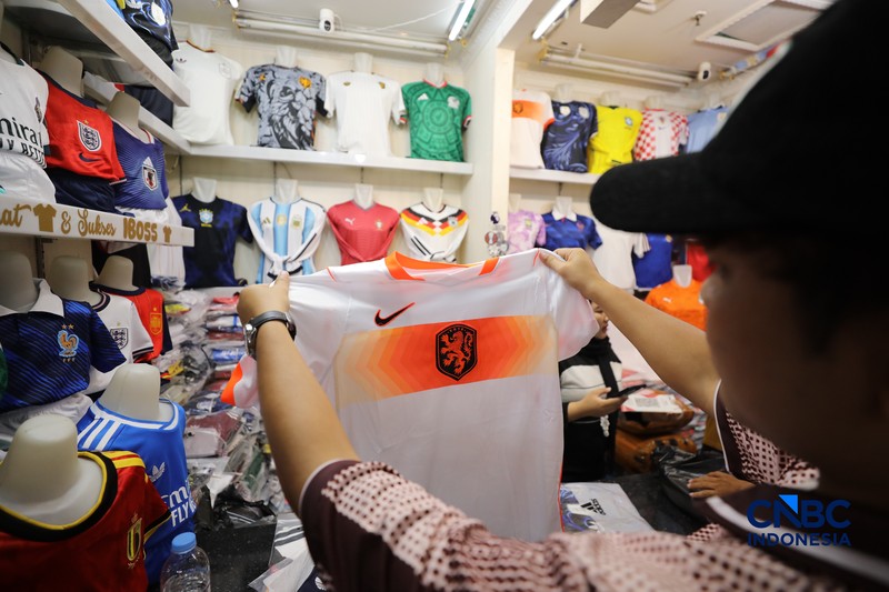 Sejumlah warga mulai memadati kios penjual jersey negara peserta Piala Dunia 2026 di pasar Tanah Abang, Jakarta, Kamis (11/6/2026). (CNBC Indonesia/Tri Susilo)