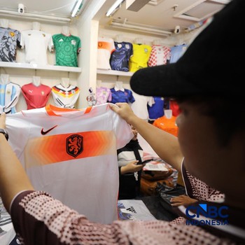 Sejumlah warga mulai memadati kios penjual jersey negara peserta Piala Dunia 2026 di pasar Tanah Abang, Jakarta, Kamis (11/6/2026). (CNBC Indonesia/Tri Susilo)