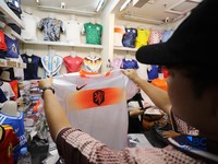 Sejumlah warga mulai memadati kios penjual jersey negara peserta Piala Dunia 2026 di pasar Tanah Abang, Jakarta, Kamis (11/6/2026). (CNBC Indonesia/Tri Susilo)