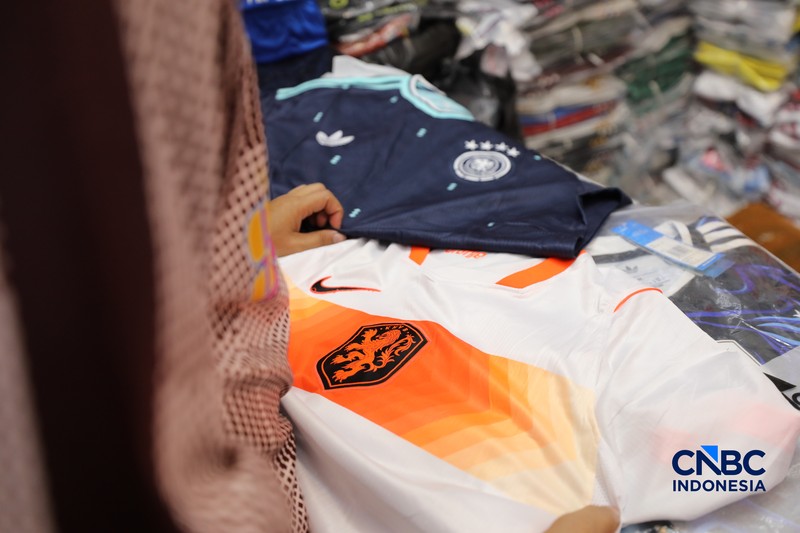 Sejumlah warga mulai memadati kios penjual jersey negara peserta Piala Dunia 2026 di pasar Tanah Abang, Jakarta, Kamis (11/6/2026). (CNBC Indonesia/Tri Susilo)