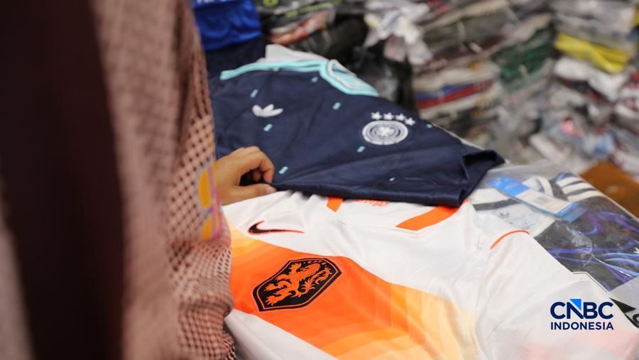 Sejumlah warga mulai memadati kios penjual jersey negara peserta Piala Dunia 2026 di pasar Tanah Abang, Jakarta, Kamis (11/6/2026).