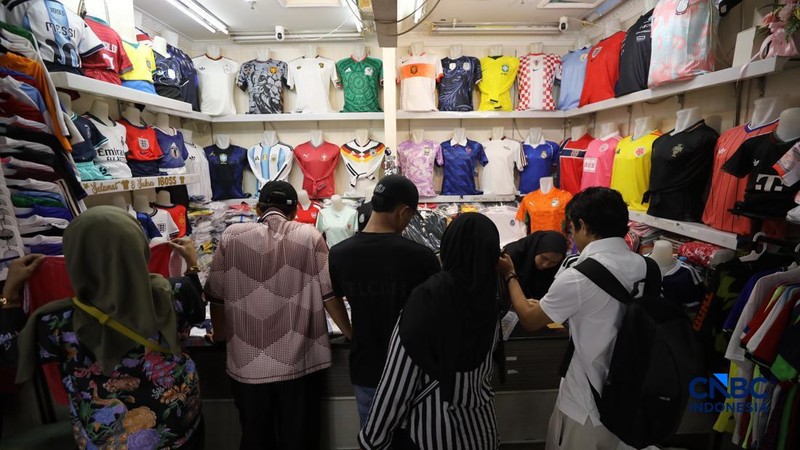 Sejumlah warga mulai memadati kios penjual jersey negara peserta Piala Dunia 2026 di pasar Tanah Abang, Jakarta, Kamis (11/6/2026). (CNBC Indonesia/Tri Susilo)