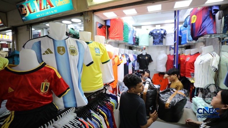 Sejumlah warga mulai memadati kios penjual jersey negara peserta Piala Dunia 2026 di pasar Tanah Abang, Jakarta, Kamis (11/6/2026). (CNBC Indonesia/Tri Susilo)