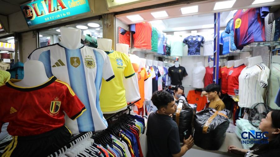 Sejumlah warga mulai memadati kios penjual jersey negara peserta Piala Dunia 2026 di pasar Tanah Abang, Jakarta, Kamis (11/6/2026).