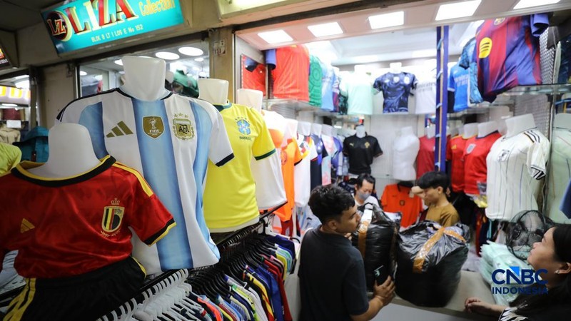 Sejumlah warga mulai memadati kios penjual jersey negara peserta Piala Dunia 2026 di pasar Tanah Abang, Jakarta, Kamis (11/6/2026).