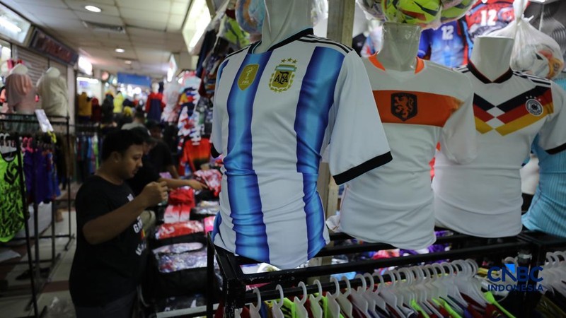 Sejumlah warga mulai memadati kios penjual jersey negara peserta Piala Dunia 2026 di pasar Tanah Abang, Jakarta, Kamis (11/6/2026).
