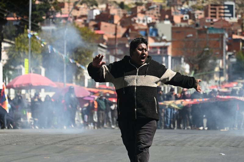 Para petugas polisi berjaga-jaga selama demonstrasi yang menyerukan pengunduran diri Presiden Bolivia Rodrigo Paz, menyusul protes dan blokade selama berminggu-minggu yang menyebabkan kekurangan makanan, bahan bakar, dan obat-obatan, di La Paz, Bolivia, 10 Juni 2026. (REUTERS/Claudia Morales)