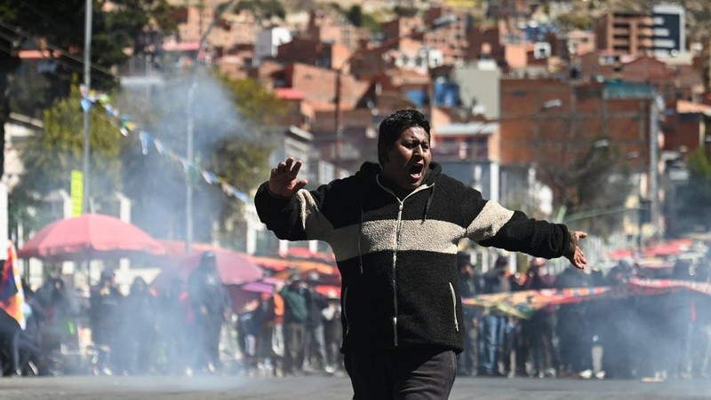 Seorang demonstran berteriak saat protes menyerukan pengunduran diri Presiden Bolivia Rodrigo Paz, menyusul protes dan blokade selama berminggu-minggu yang menyebabkan kekurangan makanan, bahan bakar, dan obat-obatan, di La Paz, Bolivia, 10 Juni 2026.