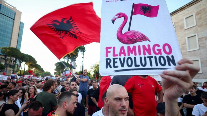 Seorang demonstran memegang plakat selama protes terhadap resor mewah, sebuah rencana oleh perusahaan yang terkait dengan menantu Presiden AS Donald Trump, Jared Kushner, di bagian pesisir Adriatik yang sensitif terhadap lingkungan, di Tirana, Albania, 8 Juni 2026.