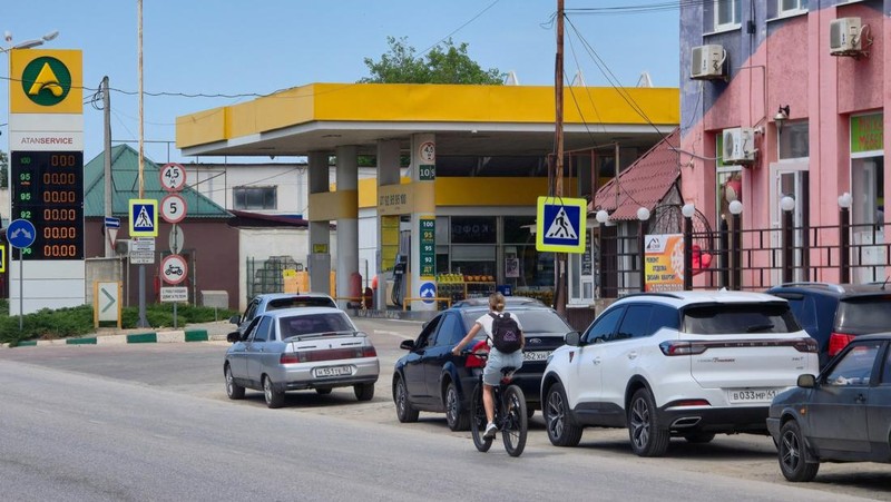 Suasana stasiun pengisian bahan bakar yang ditutup setelah otoritas setempat membatasi penjualan bensin dan memberlakukan penjatahan di tengah kekurangan pasokan yang menurut mereka disebabkan oleh serangan Ukraina terhadap jalur logistik, dalam konflik militer Rusia-Ukraina di kota resor Laut Hitam Yevpatoriya, Krimea, Kamis (11/6/2026). (REUTERS/Alexey Pavlishak)