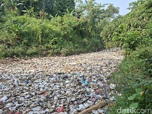 Miris! Banyak Sampah Dibuang ke Sungai Cibanten, Bahkan Ada Kasur