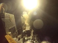 USS Michael Murphy (DDG 112) meluncurkan rudal jelajah Tomahawk dari lokasi yang tidak diketahui, saat Amerika Serikat melancarkan serangan baru terhadap beberapa target semalam di Iran, kata militer AS pada hari Rabu, dalam gambar diam yang diperole