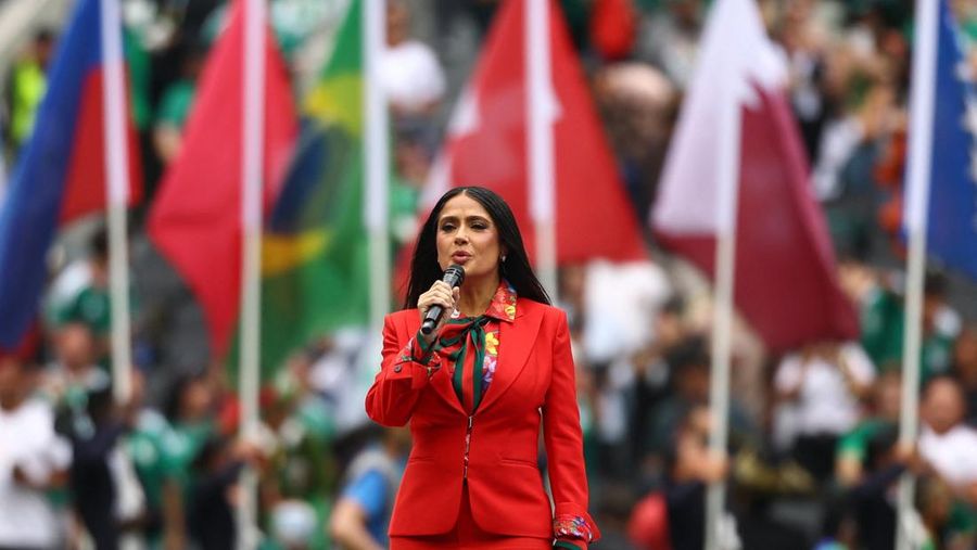 Aktris dan Duta FIFA World Cup 2026, Salma Hayek Pinault, terlihat sebelum pertandingan Grup A antara Mexico national football team dan South Africa national football team di Estadio Azteca, Kamis (11/6/2026).