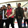Komisaris PT Yasa Artha Trimanunggal (PT YAT) Andri Mulyono berjalan menuju mobil tahanan di Gedung Jampidsus Kejaksaan Agung, Jakarta, Jumat (12/6/2026). (CNBC Indonesia/Tri Susilo)