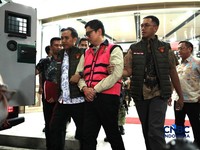 Komisaris PT Yasa Artha Trimanunggal (PT YAT) Andri Mulyono berjalan menuju mobil tahanan di Gedung Jampidsus Kejaksaan Agung, Jakarta, Jumat (12/6/2026). (CNBC Indonesia/Tri Susilo)