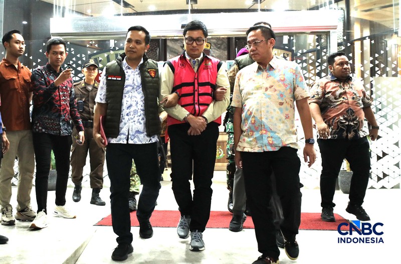 Andri Mulyono sebagai Komisaris PT Yasa Artha Trimanunggal (PT YAT), berjalan menuju mobil tahanan di Gedung Jampidsus Kejaksaan Agung, Jakarta, Jumat (12/6/2026). (CNBC Indonesia/Tri Susilo)