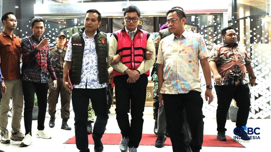 Andri Mulyono sebagai Komisaris PT Yasa Artha Trimanunggal (PT YAT), berjalan menuju mobil tahanan di Gedung Jampidsus Kejaksaan Agung, Jakarta, Jumat (12/6/2026). (CNBC Indonesia/Tri Susilo)