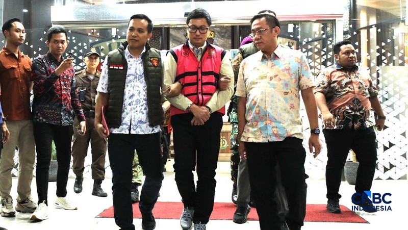 Andri Mulyono sebagai Komisaris PT Yasa Artha Trimanunggal (PT YAT), berjalan menuju mobil tahanan di Gedung Jampidsus Kejaksaan Agung, Jakarta, Jumat (12/6/2026). (CNBC Indonesia/Tri Susilo)