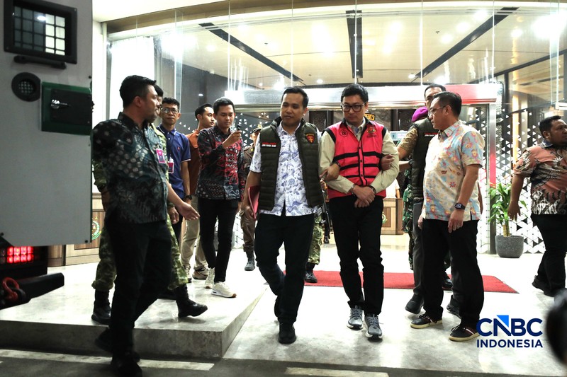 Andri Mulyono sebagai Komisaris PT Yasa Artha Trimanunggal (PT YAT), berjalan menuju mobil tahanan di Gedung Jampidsus Kejaksaan Agung, Jakarta, Jumat (12/6/2026). (CNBC Indonesia/Tri Susilo)