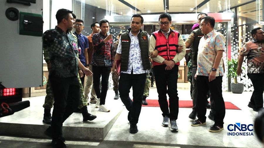 Andri Mulyono sebagai Komisaris PT Yasa Artha Trimanunggal (PT YAT), berjalan menuju mobil tahanan di Gedung Jampidsus Kejaksaan Agung, Jakarta, Jumat (12/6/2026). (CNBC Indonesia/Tri Susilo)
