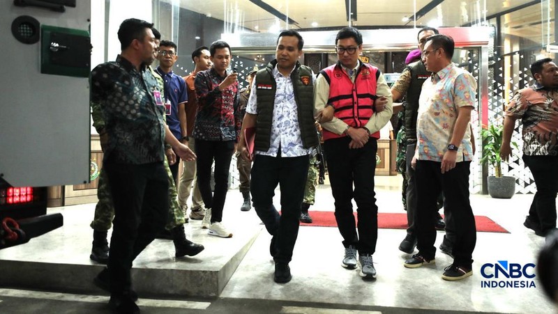 Andri Mulyono sebagai Komisaris PT Yasa Artha Trimanunggal (PT YAT), berjalan menuju mobil tahanan di Gedung Jampidsus Kejaksaan Agung, Jakarta, Jumat (12/6/2026). (CNBC Indonesia/Tri Susilo)