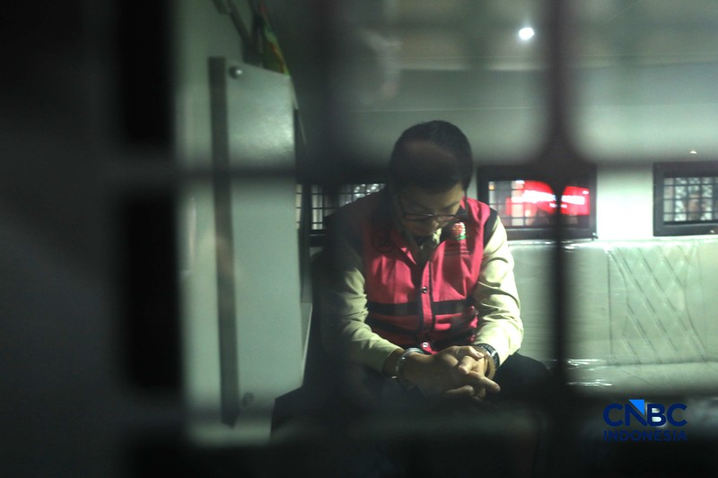 Andri Mulyono sebagai Komisaris PT Yasa Artha Trimanunggal (PT YAT), berjalan menuju mobil tahanan di Gedung Jampidsus Kejaksaan Agung, Jakarta, Jumat (12/6/2026). (CNBC Indonesia/Tri Susilo)