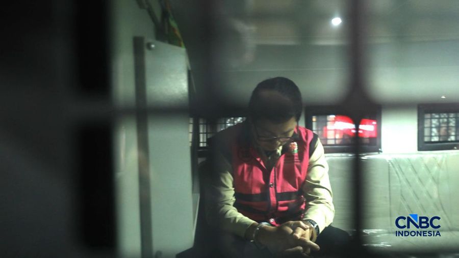 Andri Mulyono sebagai Komisaris PT Yasa Artha Trimanunggal (PT YAT), berjalan menuju mobil tahanan di Gedung Jampidsus Kejaksaan Agung, Jakarta, Jumat (12/6/2026). (CNBC Indonesia/Tri Susilo)