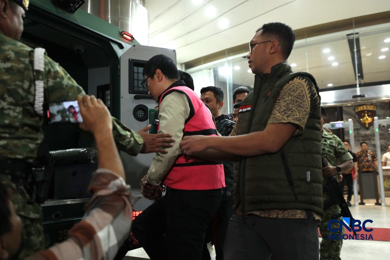 Andri Mulyono sebagai Komisaris PT Yasa Artha Trimanunggal (PT YAT), berjalan menuju mobil tahanan di Gedung Jampidsus Kejaksaan Agung, Jakarta, Jumat (12/6/2026). (CNBC Indonesia/Tri Susilo)