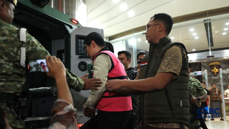 Andri Mulyono sebagai Komisaris PT Yasa Artha Trimanunggal (PT YAT), berjalan menuju mobil tahanan di Gedung Jampidsus Kejaksaan Agung, Jakarta, Jumat (12/6/2026). (CNBC Indonesia/Tri Susilo)