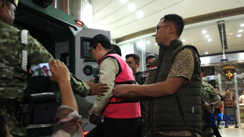 Andri Mulyono sebagai Komisaris PT Yasa Artha Trimanunggal (PT YAT), berjalan menuju mobil tahanan di Gedung Jampidsus Kejaksaan Agung, Jakarta, Jumat (12/6/2026). (CNBC Indonesia/Tri Susilo)