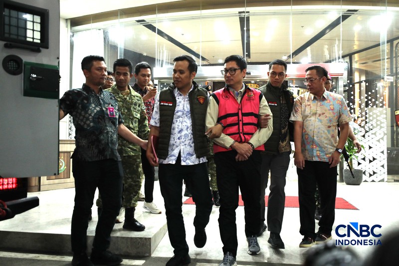 Andri Mulyono sebagai Komisaris PT Yasa Artha Trimanunggal (PT YAT), berjalan menuju mobil tahanan di Gedung Jampidsus Kejaksaan Agung, Jakarta, Jumat (12/6/2026). (CNBC Indonesia/Tri Susilo)