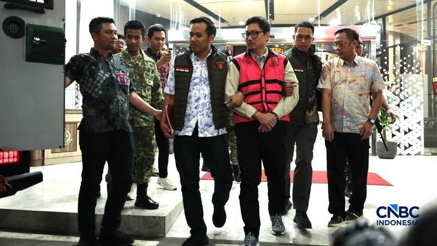 Andri Mulyono sebagai Komisaris PT Yasa Artha Trimanunggal (PT YAT), berjalan menuju mobil tahanan di Gedung Jampidsus Kejaksaan Agung, Jakarta, Jumat (12/6/2026). (CNBC Indonesia/Tri Susilo)