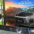 BYD M6 DM dan Operation Director PT BYD Motor Indonesia, Nathan Sun dalam peluncuram harga BYD M6 DM di Senayan, Jaksel, Jumat (12/6/2026). (CNBC Indonesia/Ferry Sandi)