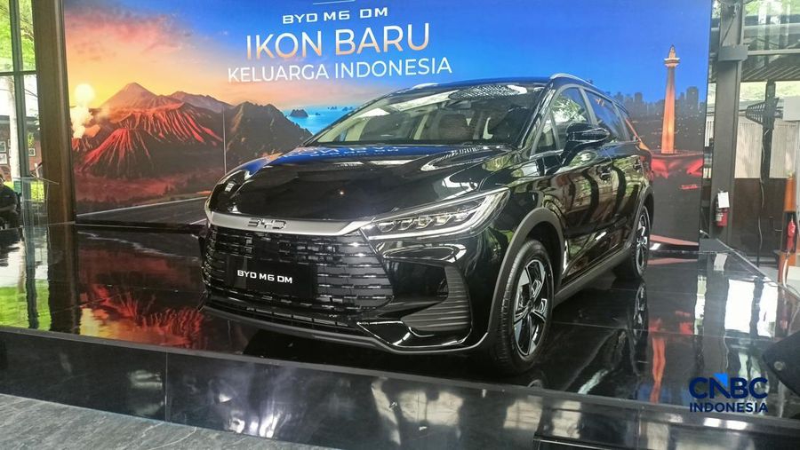 BYD M6 DM dan Operation Director PT BYD Motor Indonesia, Nathan Sun dalam peluncuram harga BYD M6 DM di Senayan, Jaksel, Jumat (12/6/2026). (CNBC Indonesia/Ferry Sandi)