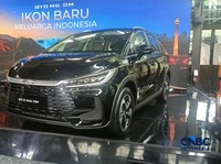 BYD M6 DM dan Operation Director PT BYD Motor Indonesia, Nathan Sun dalam peluncuram harga BYD M6 DM di Senayan, Jaksel, Jumat (12/6/2026). (CNBC Indonesia/Ferry Sandi)