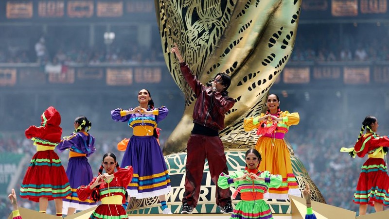 Danny Ocean tampil dalam upacara pembukaan sebelum pertandingan Grup A FIFA World Cup 2026 antara Mexico national football team dan South Africa national football team di Estadio Azteca, Kamis (11/6/2026).