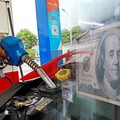Foto kolase BBM Pertamax dan Dollar. (CNBC Indonesia)