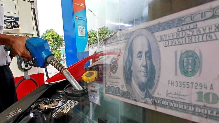 Foto kolase BBM Pertamax dan Dollar. (CNBC Indonesia)