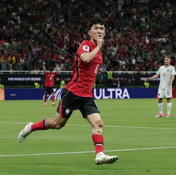Hwang In-beom merayakan gol pertama untuk South Korea national football team saat menghadapi Czech Republic national football team pada laga Grup A FIFA World Cup 2026 di Estadio Guadalajara, Kamis (11/6/2026). (REUTERS/Amanda Perobelli)